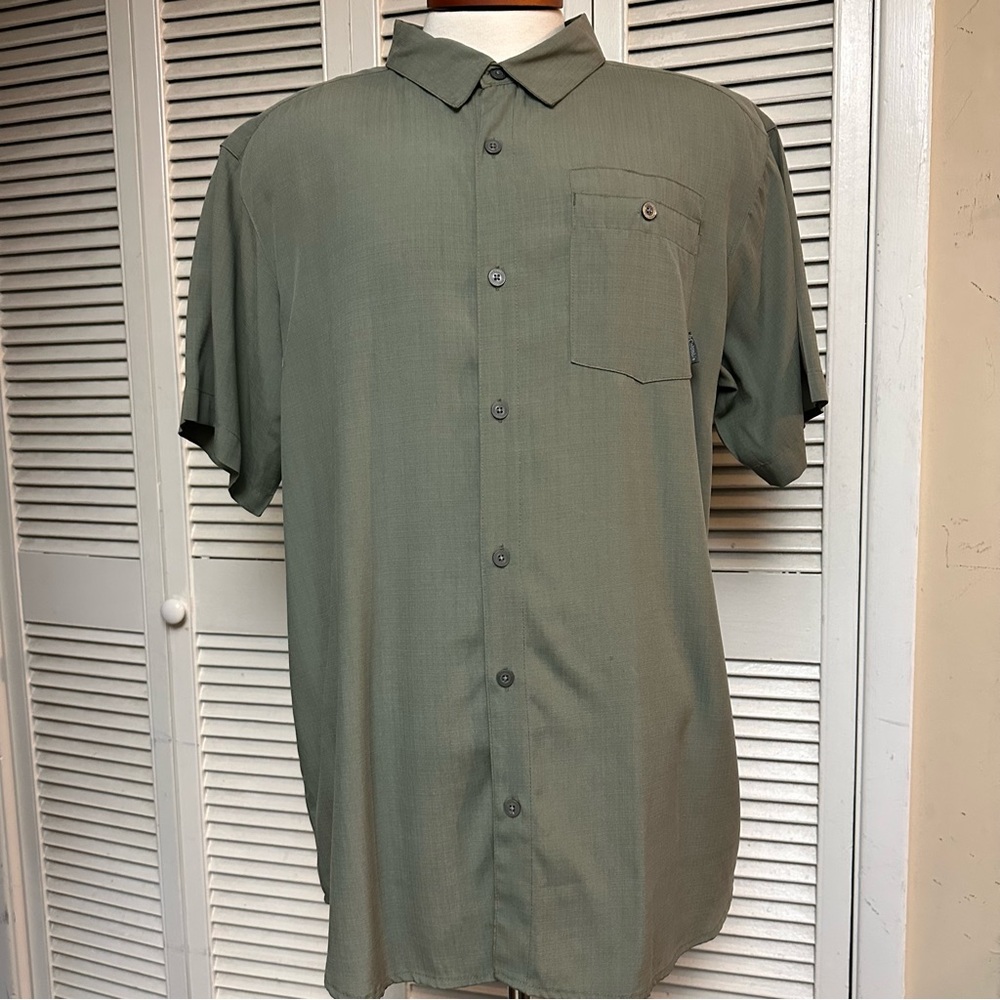 COLUMBIA Size XL  REGULAR FIT  Short Sleeve